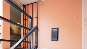 Un escalier avec une rampe métallique menant à l’étage supérieur.