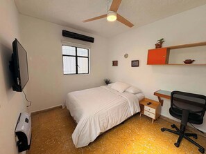 1 dormitorio, tabla de planchar con plancha, wifi y ropa de cama