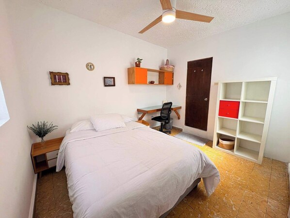 1 dormitorio, tabla de planchar con plancha, wifi y ropa de cama