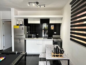 Kühlschrank, Mikrowelle, Ofen, Herdplatte