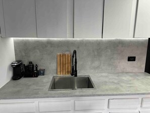 Een koelkast, een microgolfoven, een oven, een kookplaat