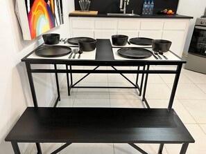 Réfrigérateur, four, plaque de cuisson, cafetière/bouilloire