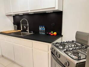 Geladeira, fogão, cooktop, cafeteira/chaleira