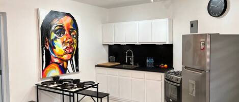 Fridge, oven, stovetop, coffee/tea maker