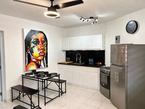 Fridge, oven, stovetop, coffee/tea maker