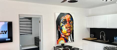 冷蔵庫、オーブン、コンロ、コーヒー / ティーメーカー