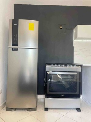 Kühlschrank, Mikrowelle, Herdplatte, Wasserkocher mit Kaffee-/Teezubehör