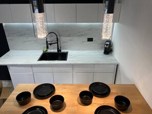 Kylskåp, mikrovågsugn, spishäll och kaffe- och tebryggare