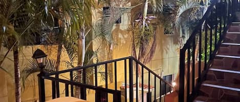 المنطقة المحيطة بالمنشأة