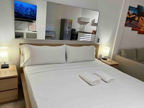 1 bedroom, desk, WiFi