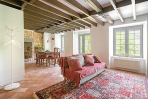 TV, fireplace - La Maison de Montsecret - Maison paisible pour 6p (Valdallière)