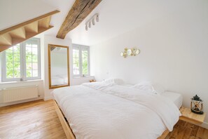 3 slaapkamers, een strijkplank/strijkijzer, gratis wifi, beddengoed