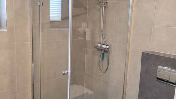 タオル、石鹸、トイレットペーパー