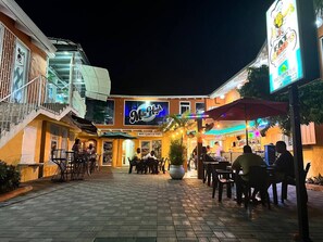 تناول الطعام بالخارج