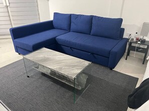 Een televisie en een stereo