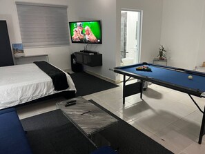 1 habitación, tabla de planchar con plancha, wifi y ropa de cama