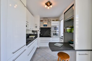 Kühlschrank, Mikrowelle, Ofen, Geschirrspüler