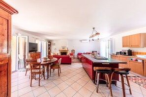 TV, lareira, DVD player, aparelho de som