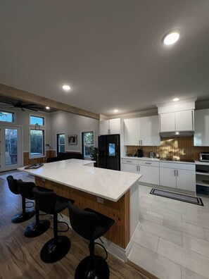 Fridge, microwave, oven, stovetop - Cozy Cottage Retreat in Nature (Cedar Creek)