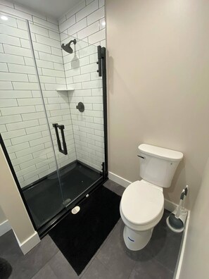 Douche, sèche-cheveux, serviettes fournies, savon