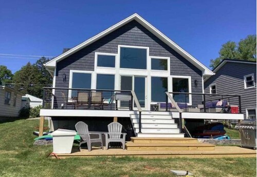 Spacious 5-bedroom house in charming Lakeville with AC