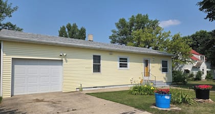 Charming 2-bedroom house in Esmond with AC
