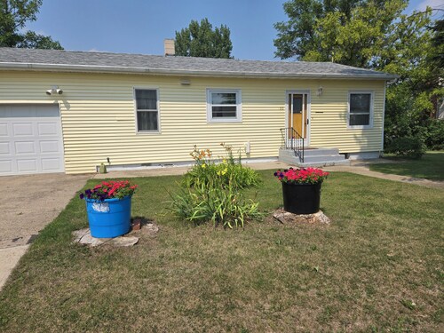 Charming 2-bedroom house in Esmond with AC