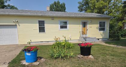 Charming 2-bedroom house in Esmond with AC