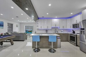 Kjøleskap, mikrobølgeovn, ovn og kokeplater