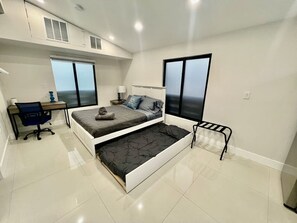 4 Schlafzimmer, Schreibtisch, Bügeleisen/Bügelbrett, Reisekinderbett