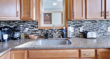 Sleeps 20! 1 Min Walk To Lake, Family Reunions, Private Chef Connections!