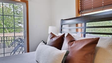 8 bedrooms, WiFi, bed sheets