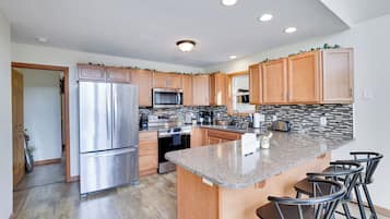 Mikrovågsugn, ugn, spishäll och diskmaskin