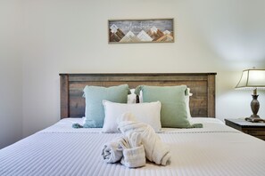 8 bedrooms, WiFi, bed sheets