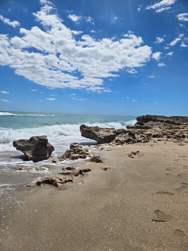 Just Beachy: A Breezy 1-Bedroom Escape
