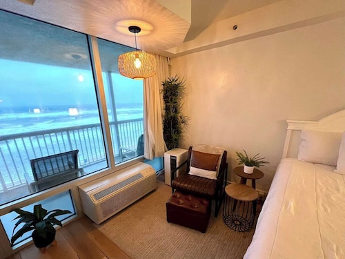 Beachfront – Direct Ocean View - 2 Queen Beds