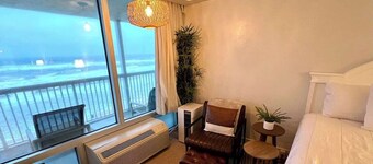 Beachfront – Direct Ocean View - 2 Queen Beds