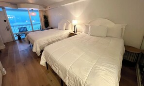 Tabla de planchar con plancha, acceso a internet y ropa de cama 