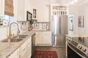 Microondas, horno, placa de cocina y lavavajillas