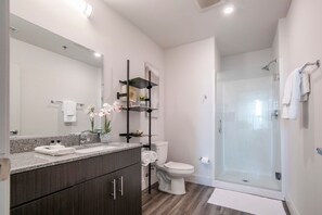 Bathroom - The Jackson, 2BR Luxe Condo by Velvet Ditch Villas (Oxford)
