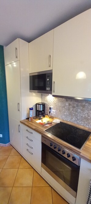 Micro-ondes, four, plaque de cuisson, lave-vaisselle