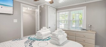 Sleeps 10  peaceful bungalow in Pawleys Island just minutes from the BEACH!