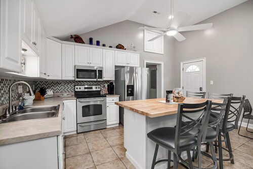 Sleeps 10 peaceful bungalow in Pawleys Island just minutes from the BEACH!