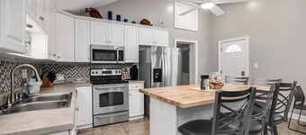 Sleeps 10  peaceful bungalow in Pawleys Island just minutes from the BEACH!