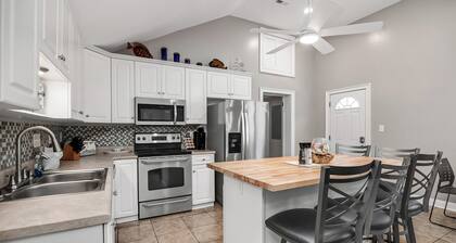 Sleeps 10 peaceful bungalow in Pawleys Island just minutes from the BEACH!