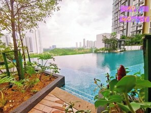 Una piscina al aire libre, una piscina climatizada