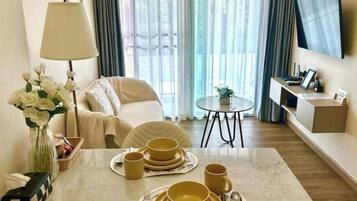 Een smart-tv en een open haard