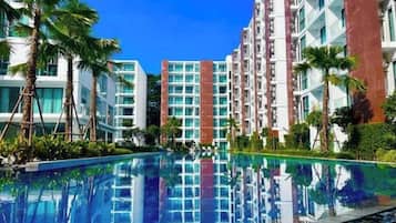 Een buitenzwembad, een verwarmd zwembad