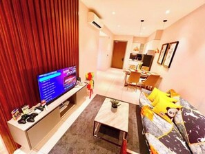 Una Smart TV, una chimenea