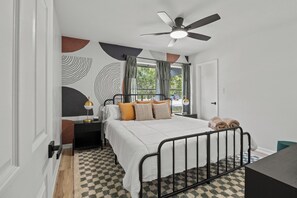 4 bedrooms, iron/ironing board, internet, bed sheets